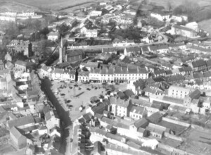 Aerial-photo-of-Donegal-Town-from-Raymond-Teirney-BW-c1954-768x529